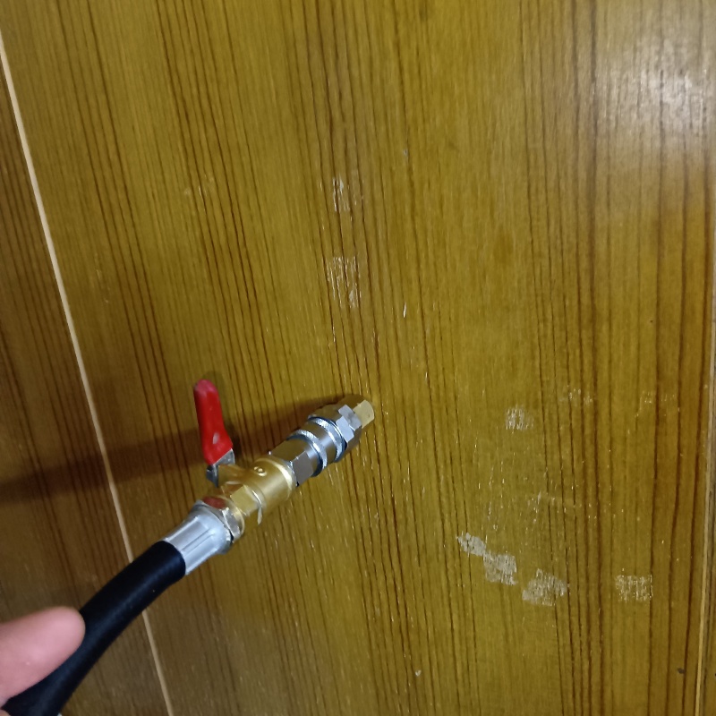 壁にシロアリ駆除剤を注入