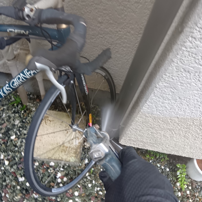 建物まわりにシロアリ駆除剤を散布