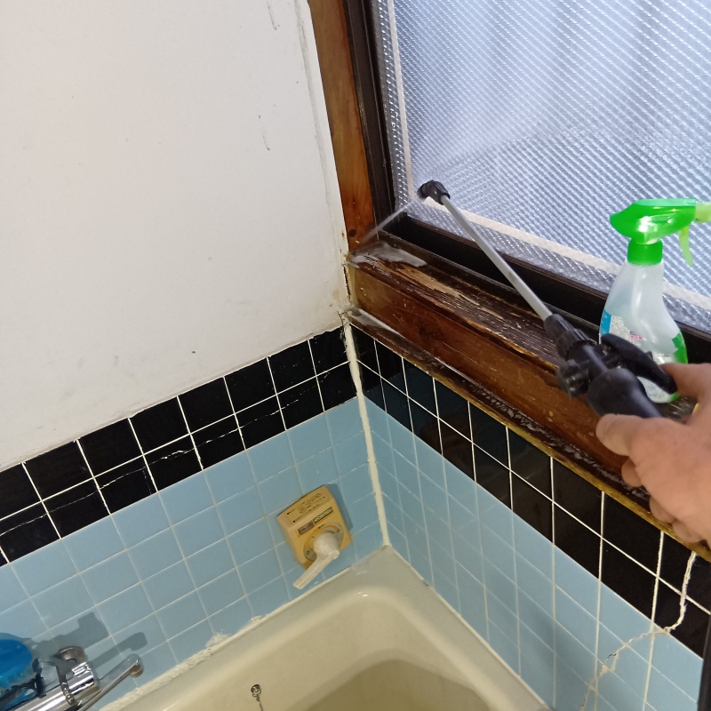 浴室の壁にシロアリ駆除を注入