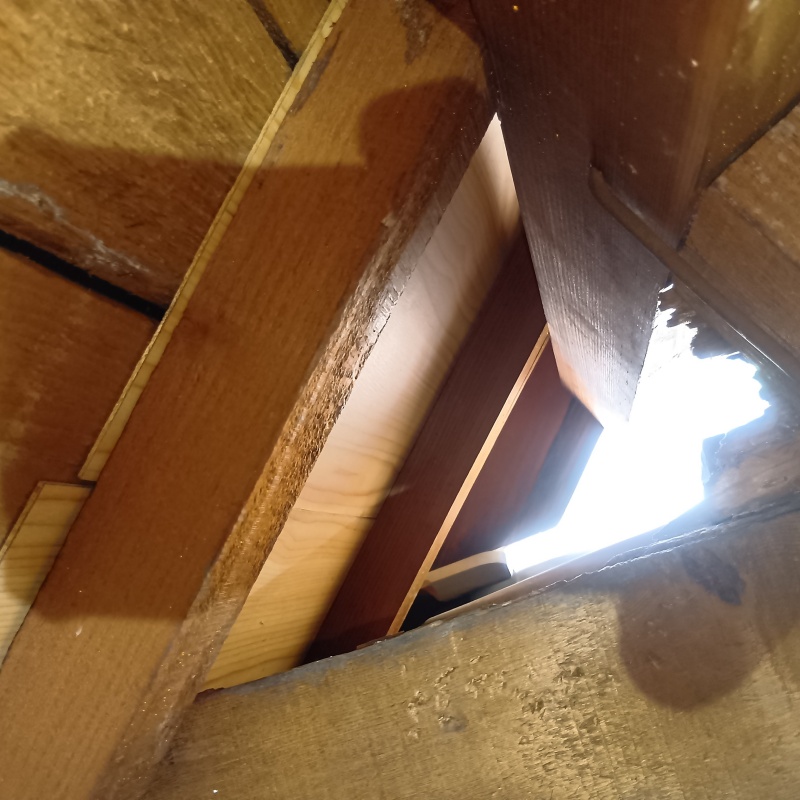 屋根裏に開いた大きな穴