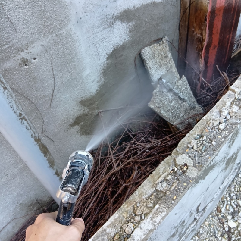 建物の外周にシロアリ駆除剤を散布