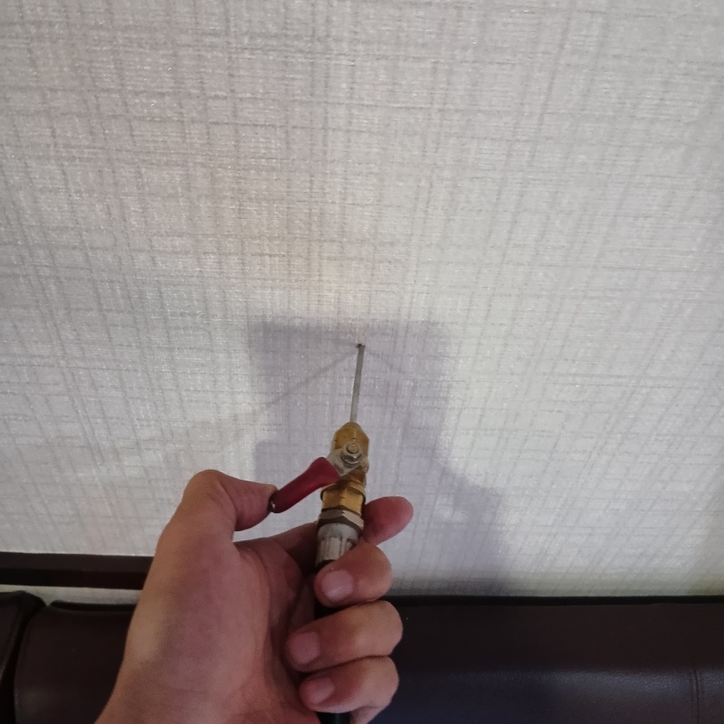 壁にシロアリ駆除剤を注入