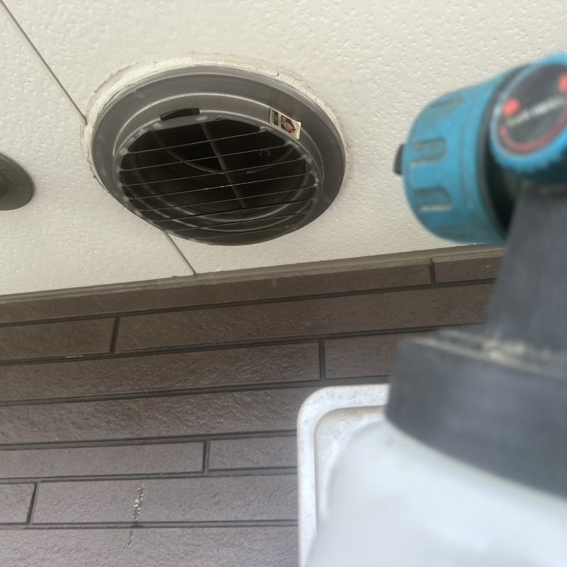 通気口に忌避剤を散布