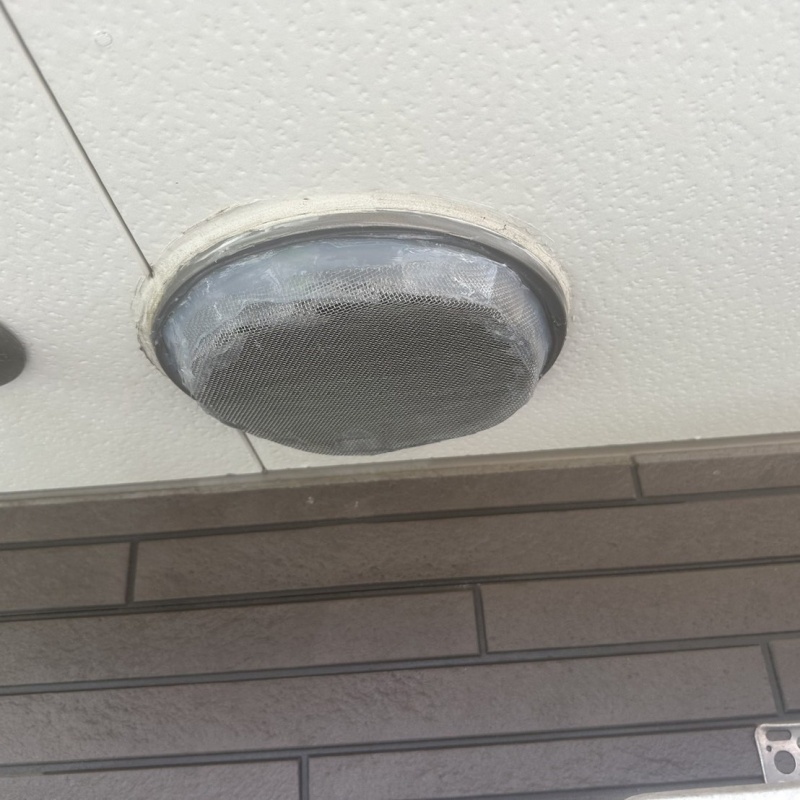 通気口をネットで封鎖