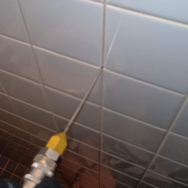 壁にシロアリ駆除剤を注入