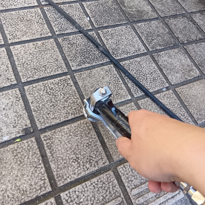 玄関床にシロアリ駆除剤を注入