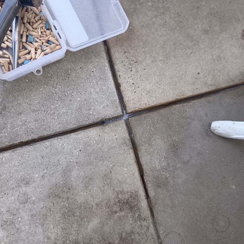 開けた穴をパテで補修