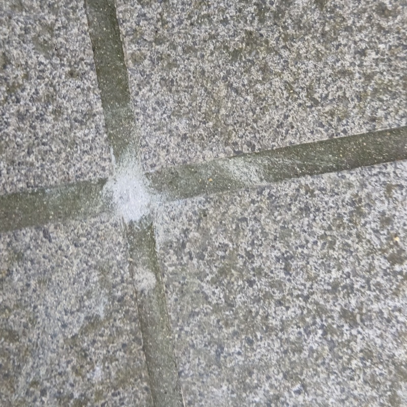 開けた穴をパテで補修