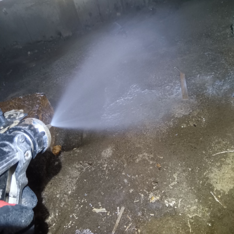 床下の土壌・基礎にシロアリ駆除剤を散布