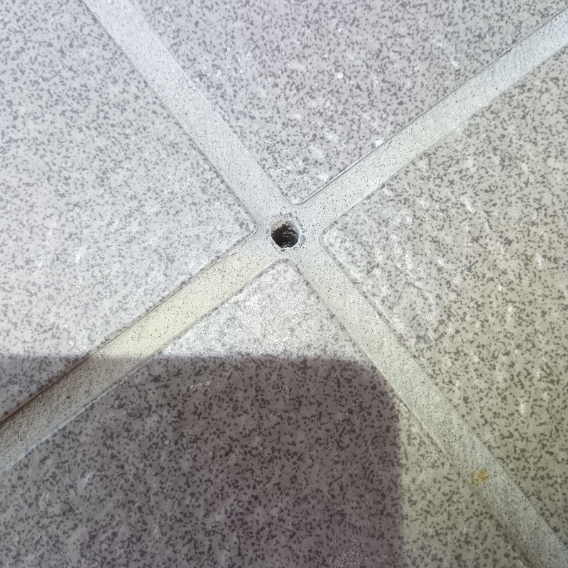 玄関の床に穴を開ける
