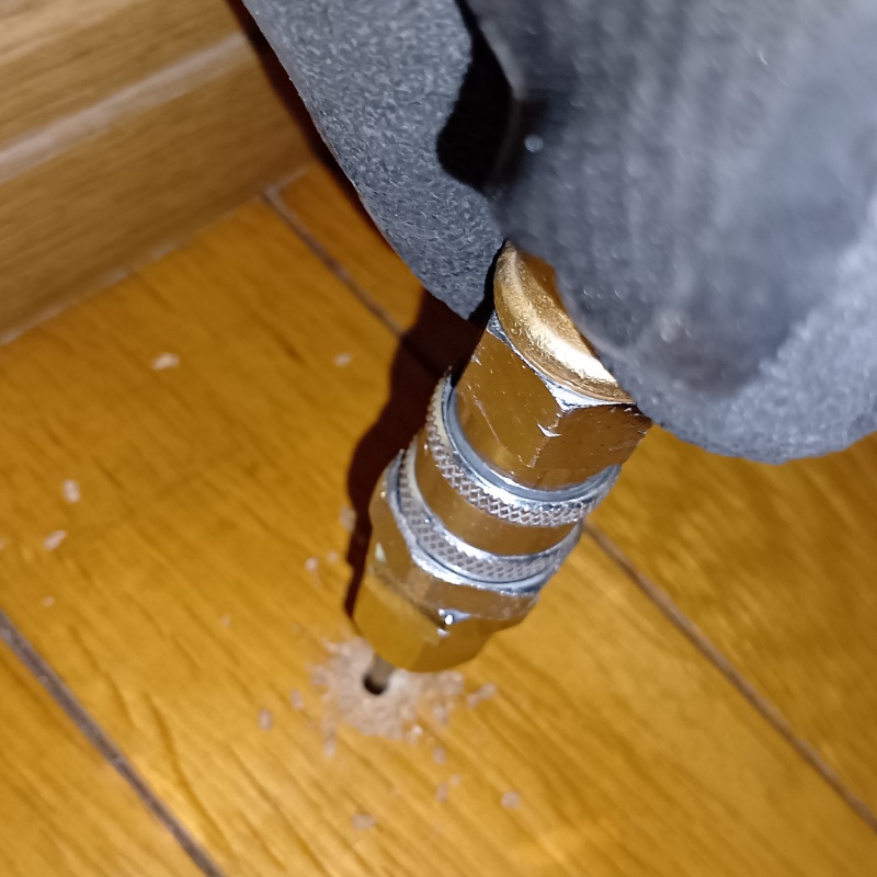 フローリングにシロアリ駆除剤を注入