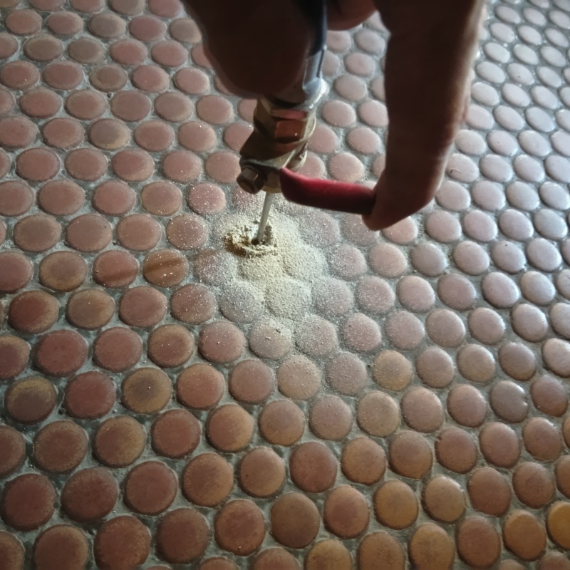 トイレ床にシロアリ駆除剤を注入
