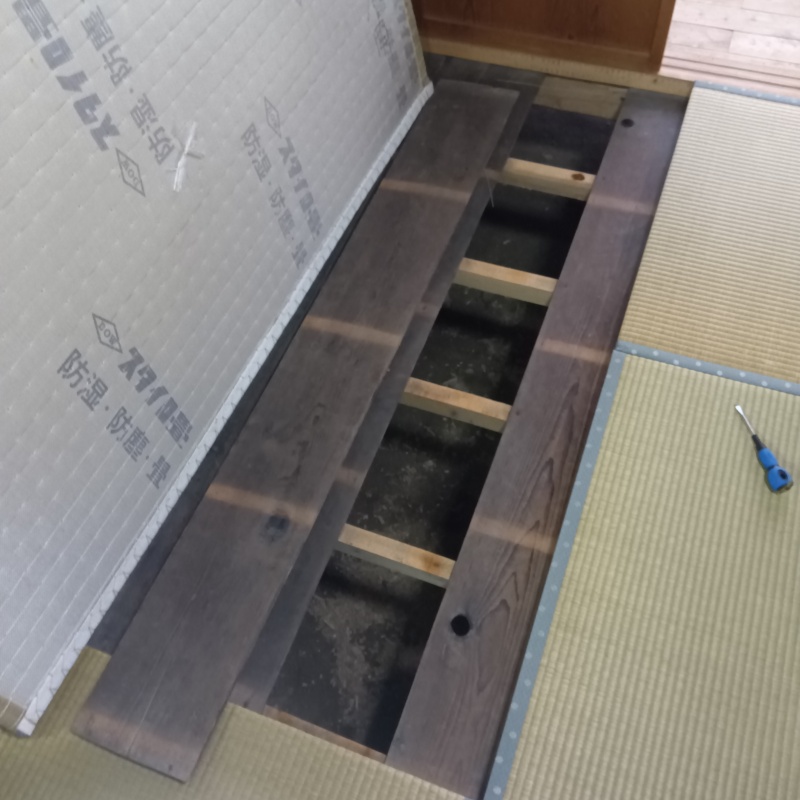 畳の床を上げた様子