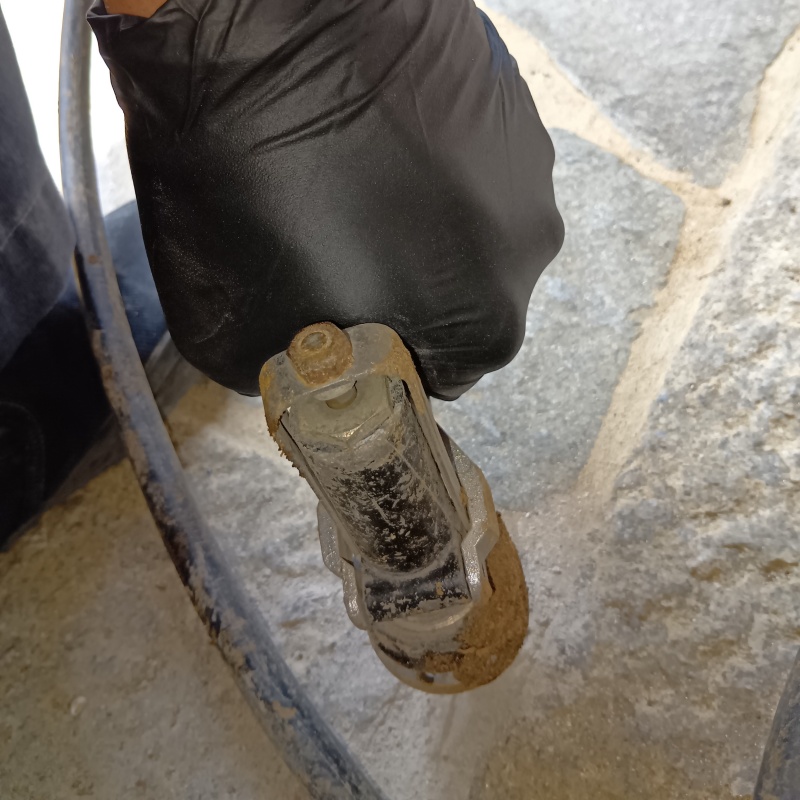 玄関床にシロアリ駆除剤を注入