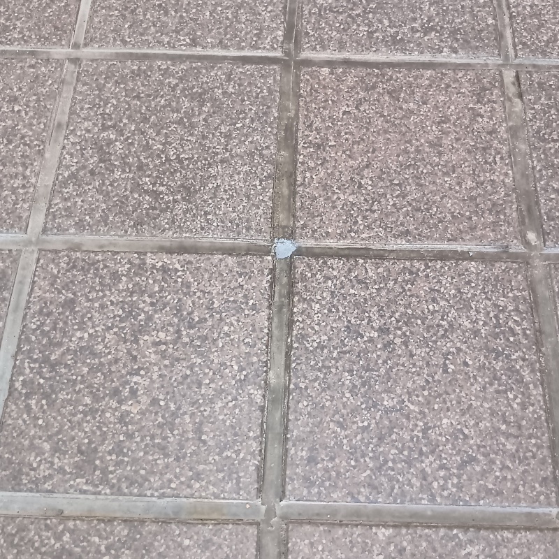 開けた穴を補修材で修復している様子