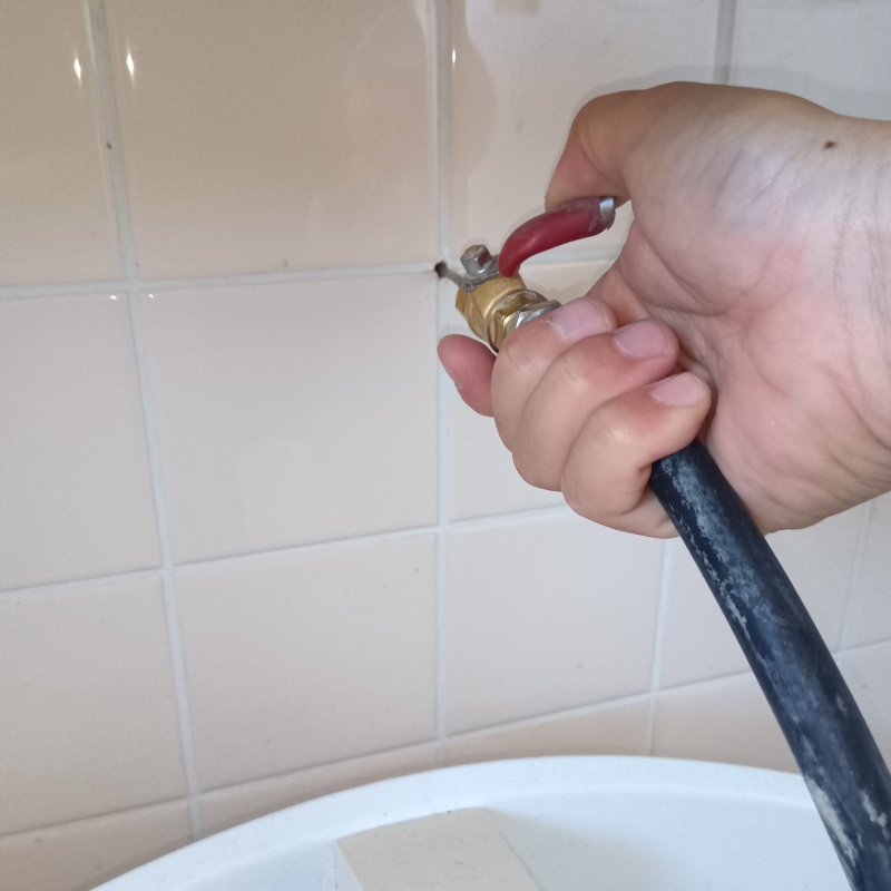 トイレ壁にシロアリ駆除剤を注入