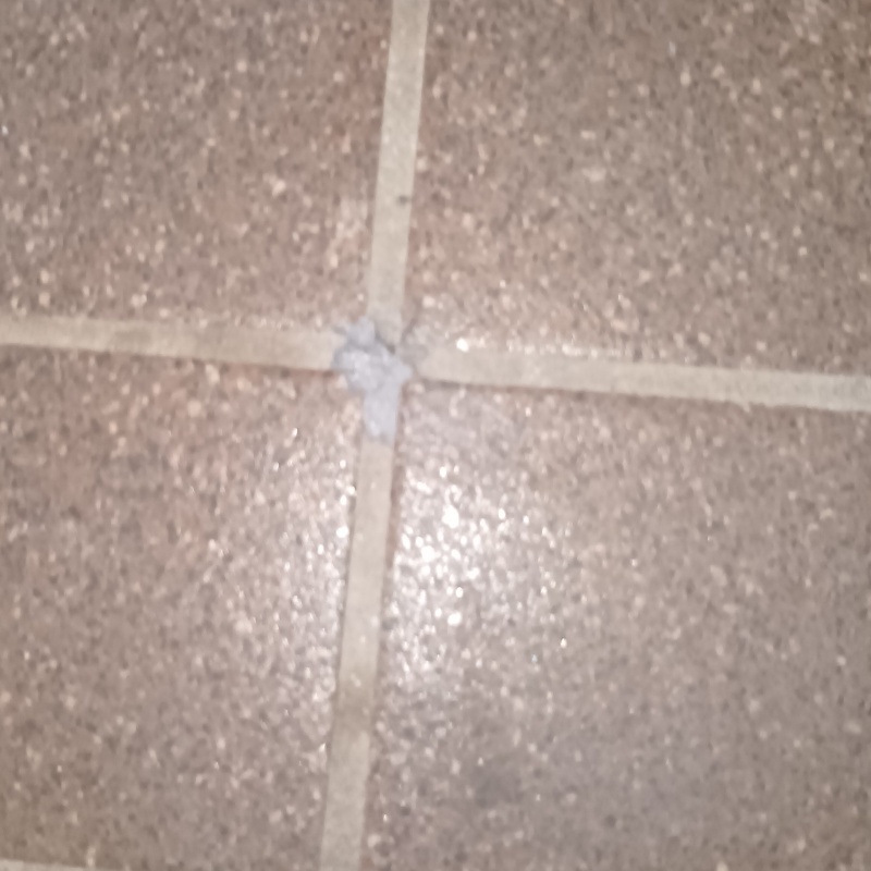 開けた穴を補修材で修復