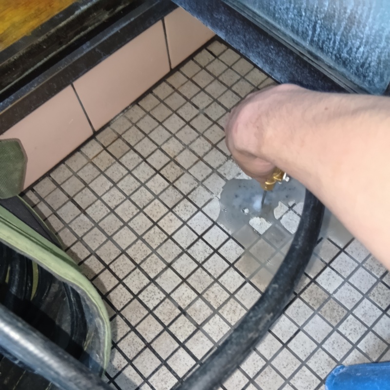 浴室床に防蟻剤を注入
