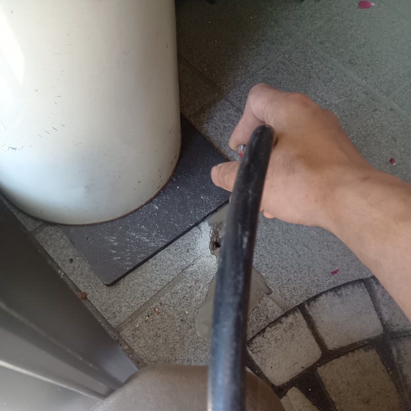 玄関床に防蟻剤を注入