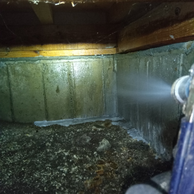 床下基礎にシロアリ駆除剤を散布