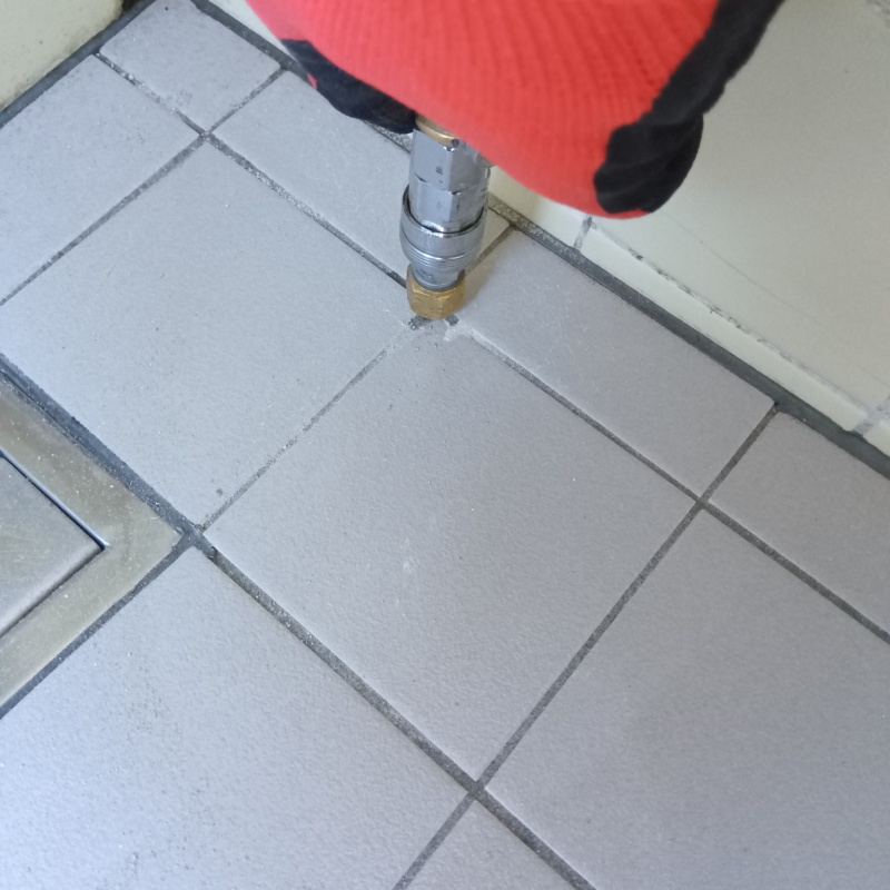 玄関床にシロアリ駆除剤を注入