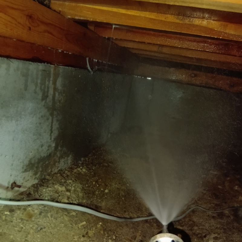 床下基礎にシロアリ駆除剤を散布