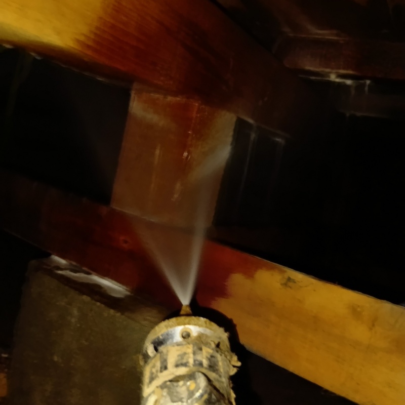 床下の木材にシロアリ駆除剤を散布