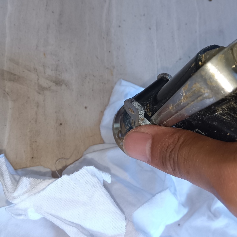 床にシロアリ駆除剤を注入