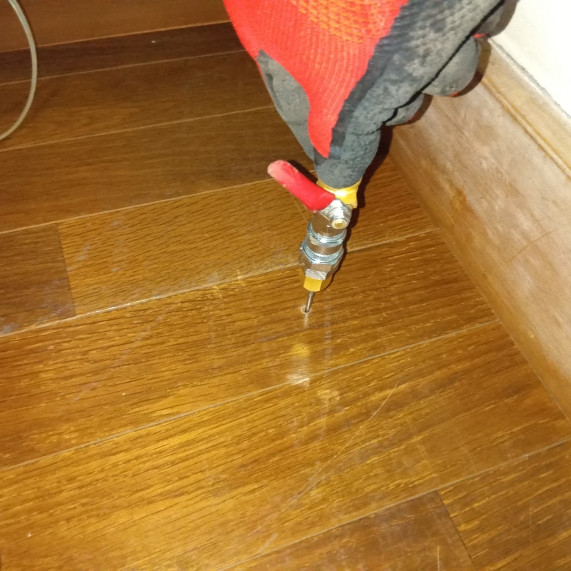 床にシロアリ駆除剤を注入
