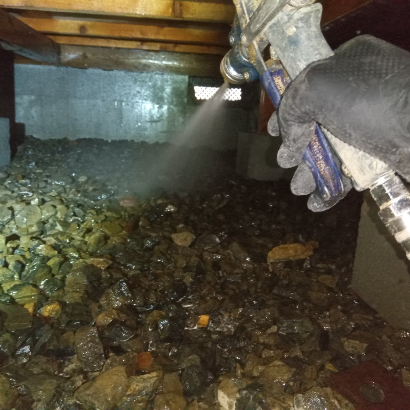 床下の地面にシロアリ駆除剤を散布