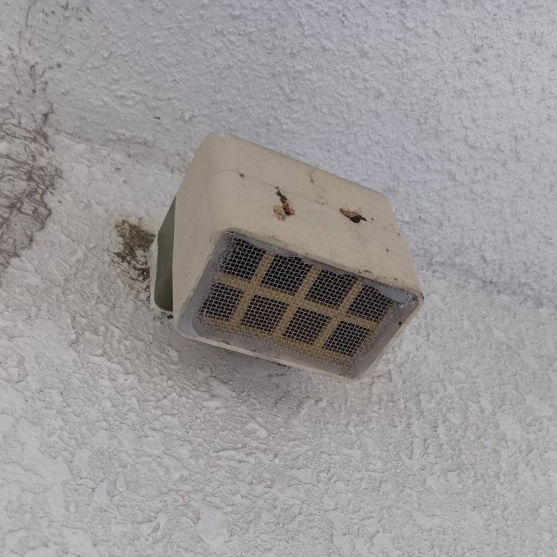 外壁換気口をネットで封鎖