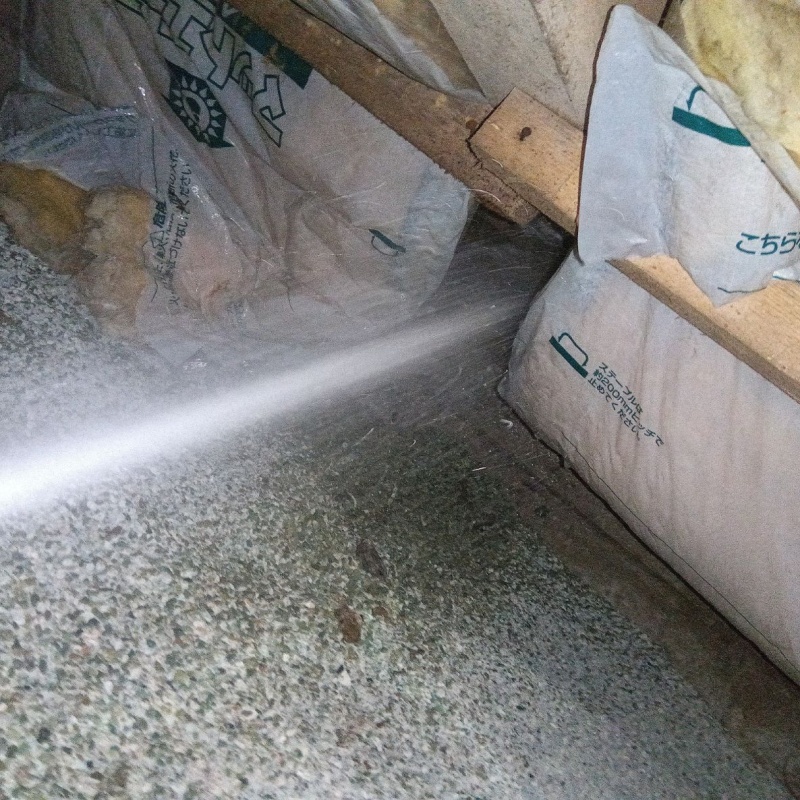 床下の木材にシロアリ駆除剤を散布