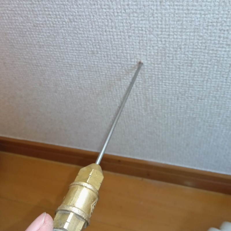 壁にシロアリ駆除剤を注入