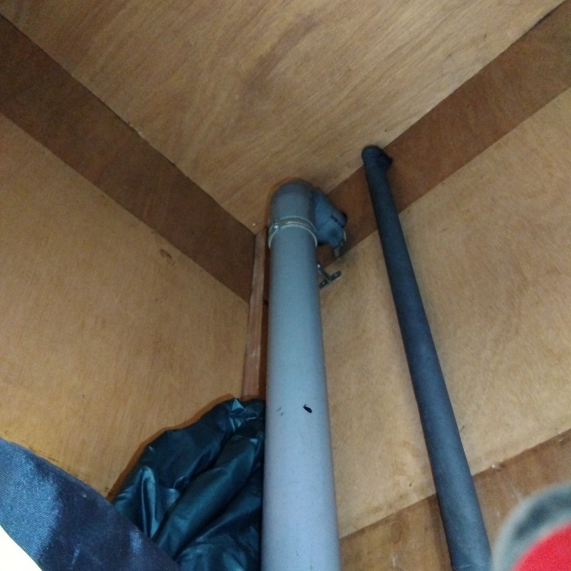 配管が通る穴のすき間