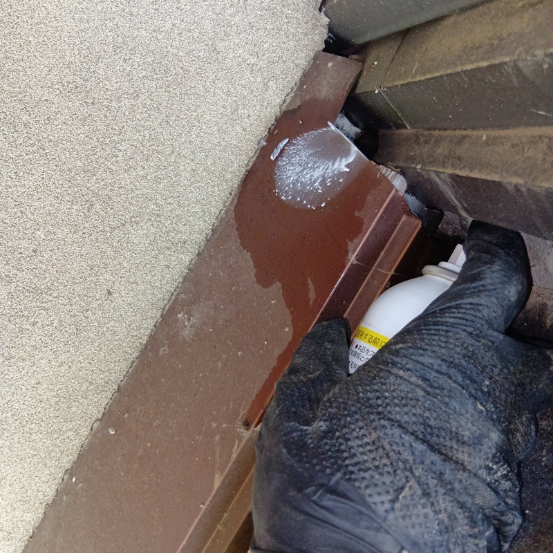 すき間に忌避剤を散布