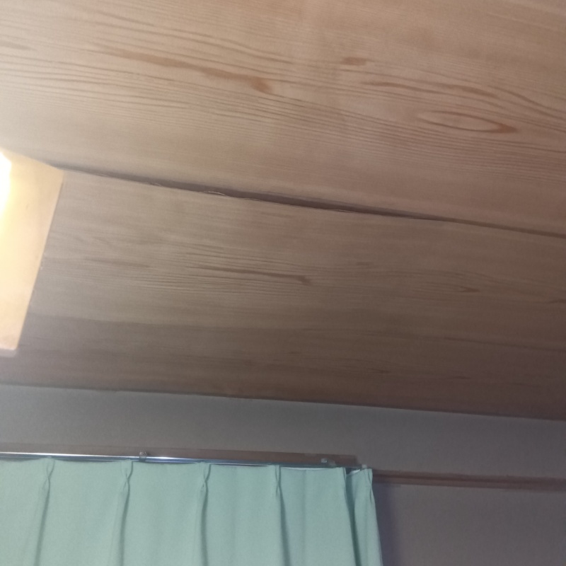 抜け落ちそうな天井板