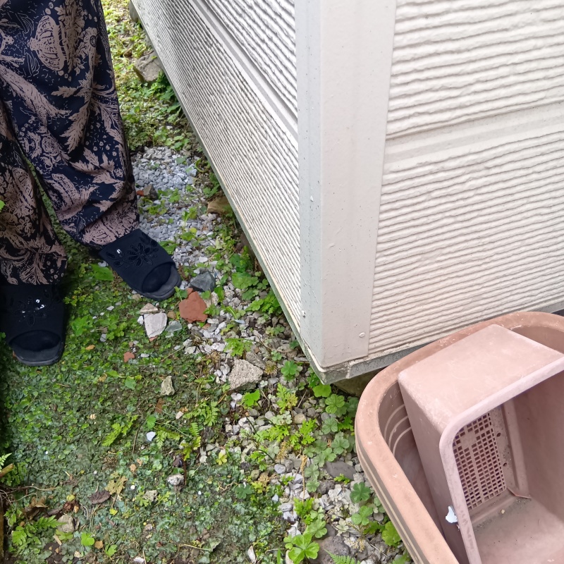 建物と地面の間のすき間