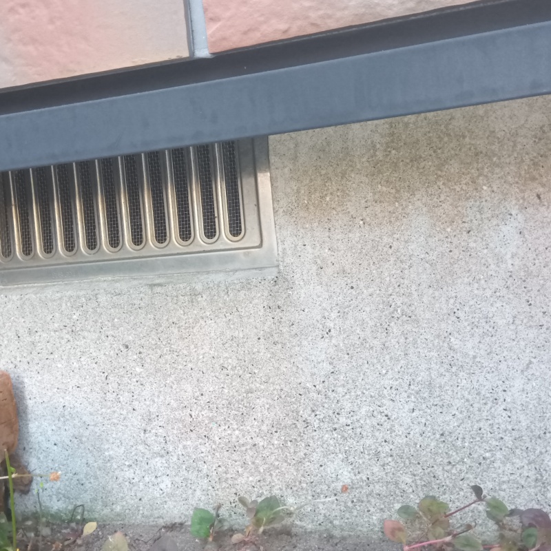 床下換気口のすき間を封鎖
