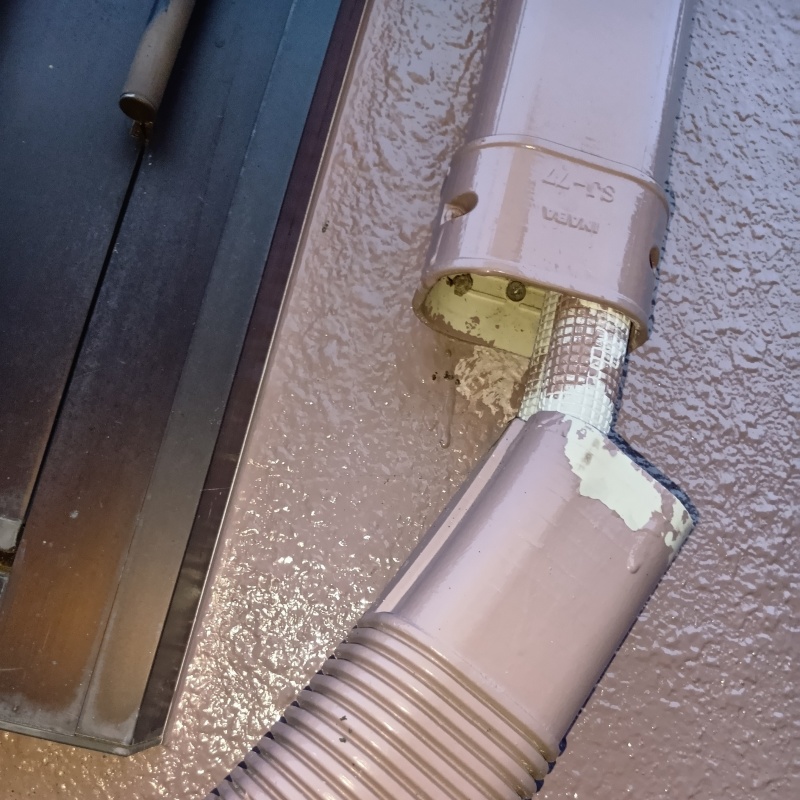 配管が外れてすき間を確認