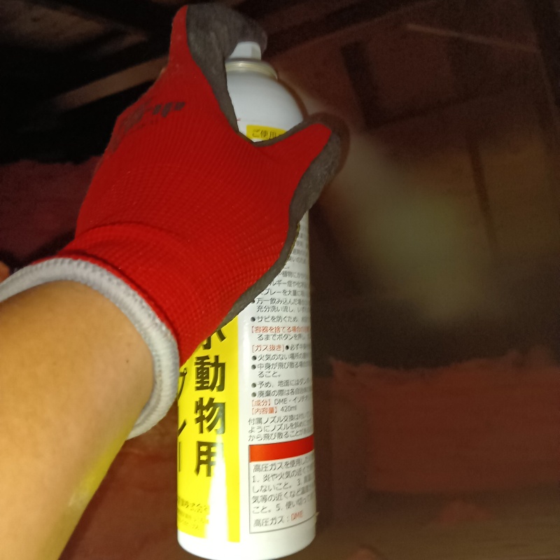 屋根裏に忌避剤をスプレー