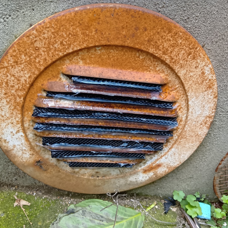 通気口をネットとパテで封鎖