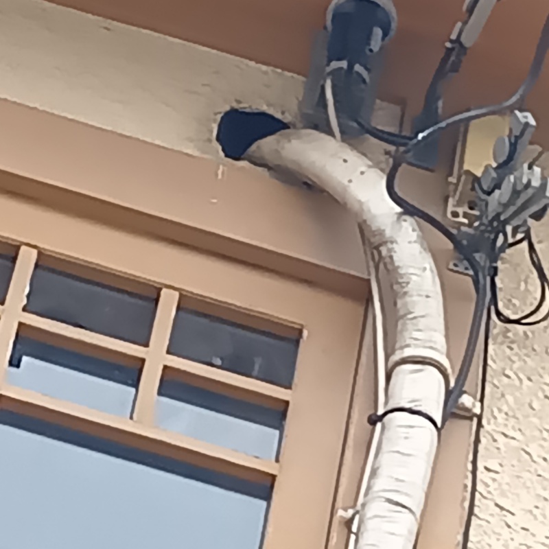 配管が通る穴のすき間