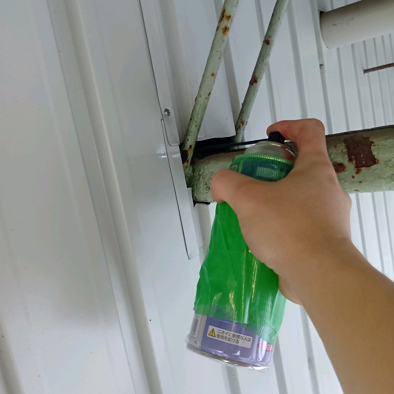 すき間に忌避剤を散布