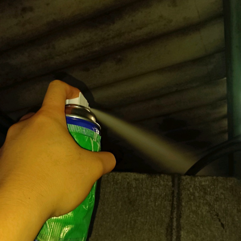忌避剤を吹き付けている様子