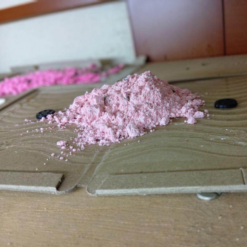 殺鼠剤を仕掛けている様子