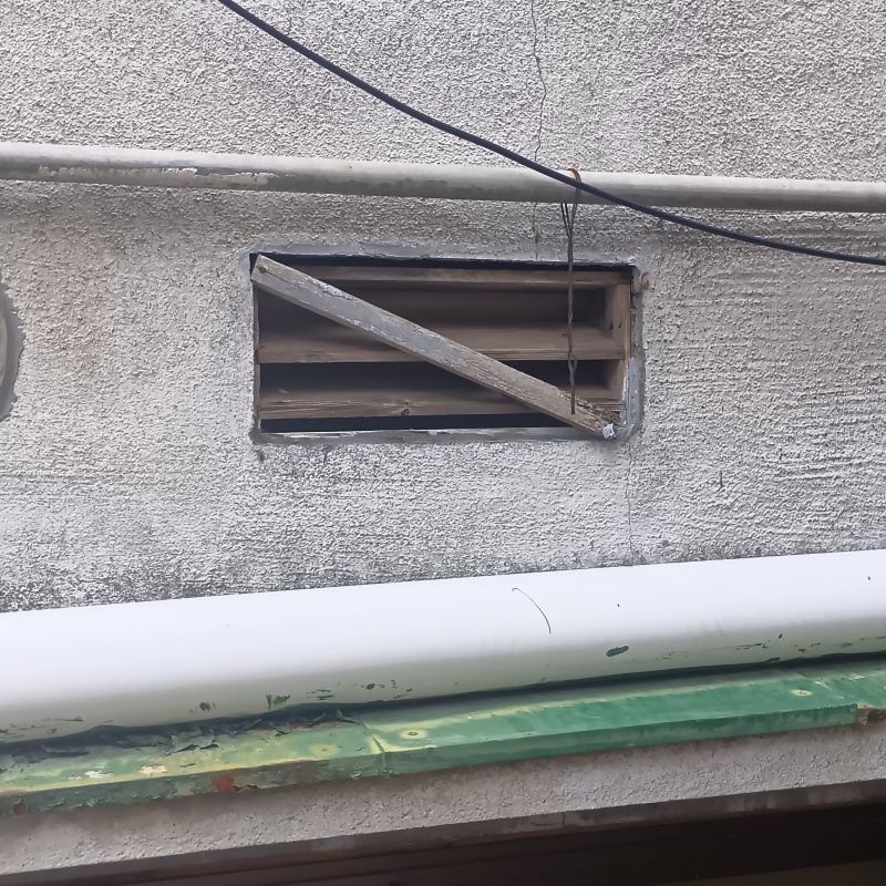 床下換気口のすき間