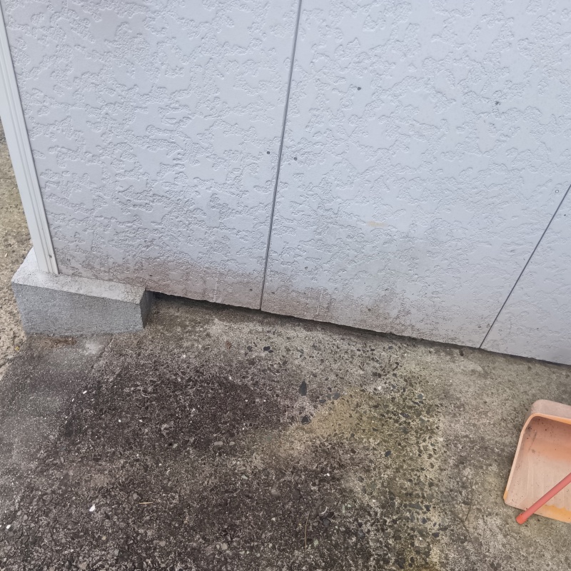 建物と地面の間のすき間