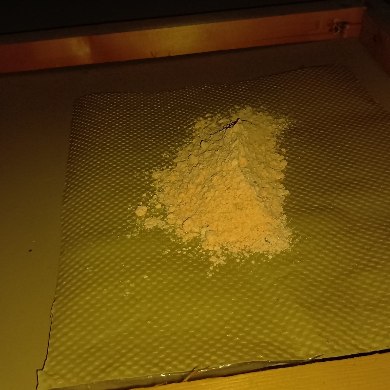 殺鼠剤を仕掛けている様子