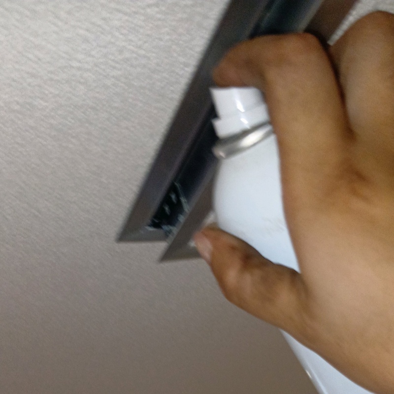 すき間に忌避剤を散布