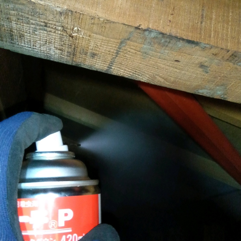 天井裏に殺虫剤を散布